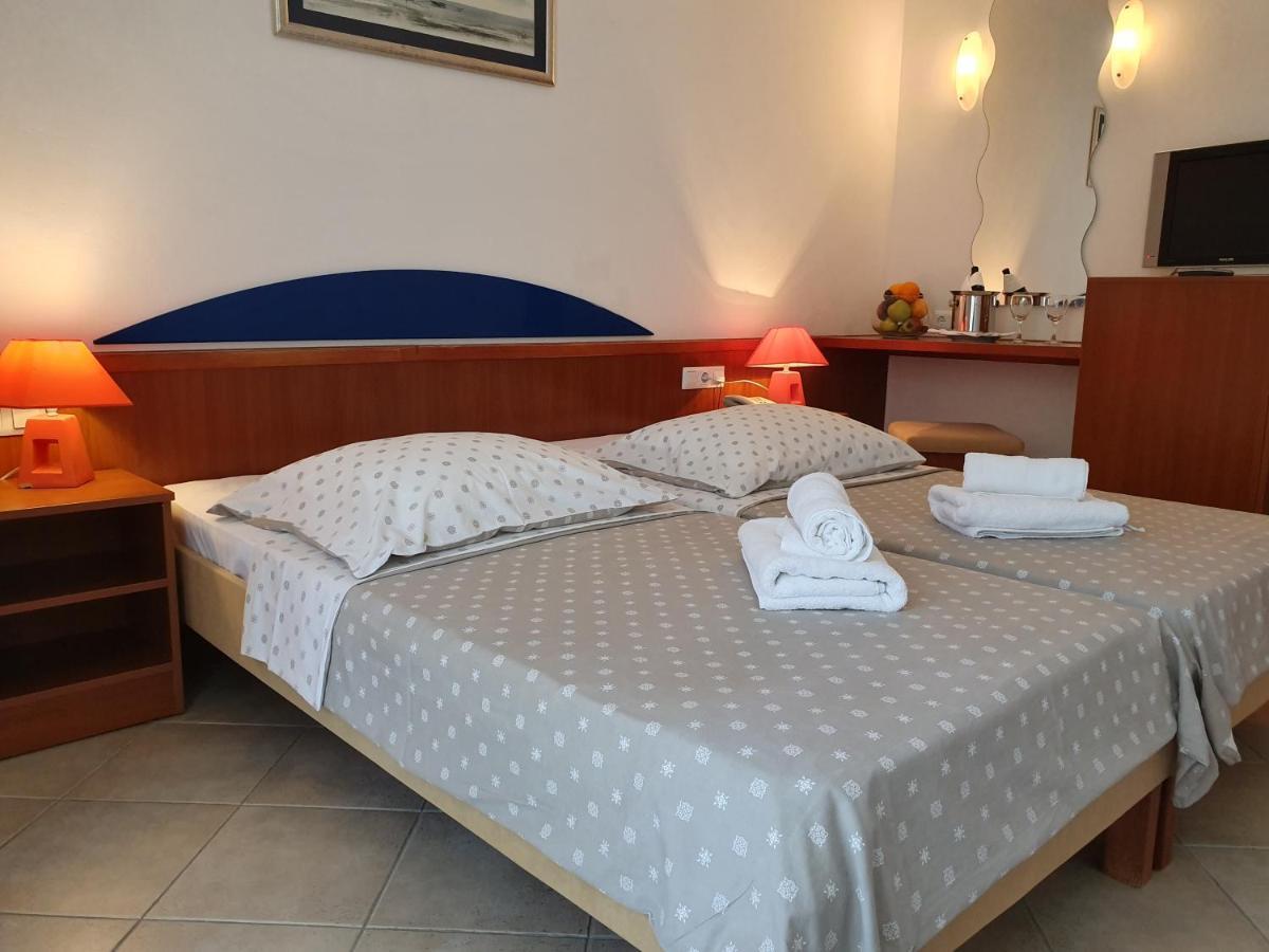 Tourist Settlement Brzet Hotell Omiš Exteriör bild