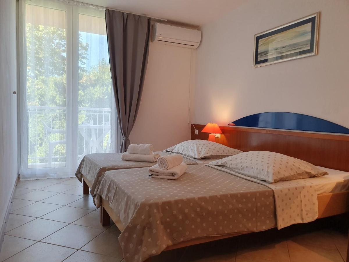 Tourist Settlement Brzet Hotell Omiš Exteriör bild